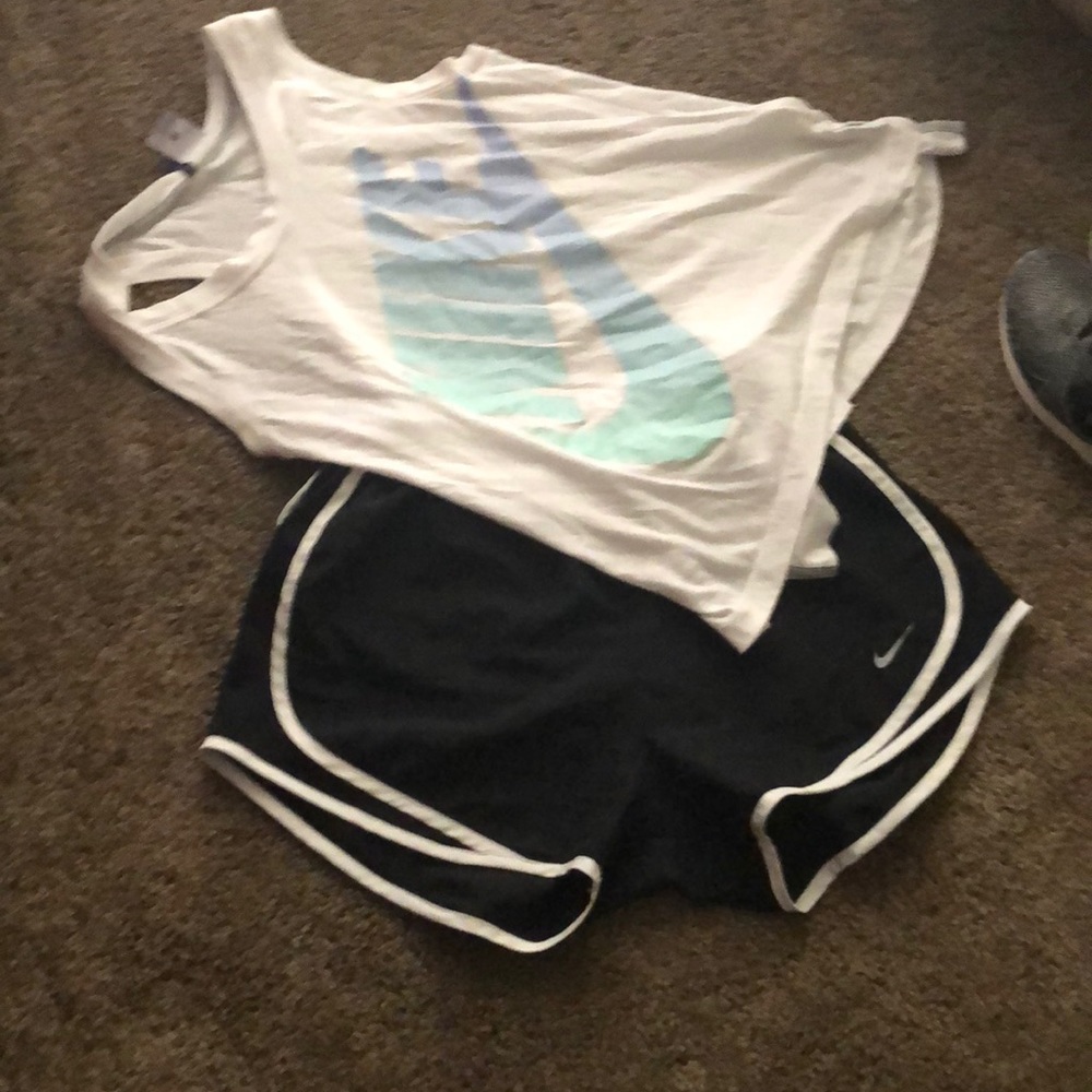 Black white Nike shorts woman 👩